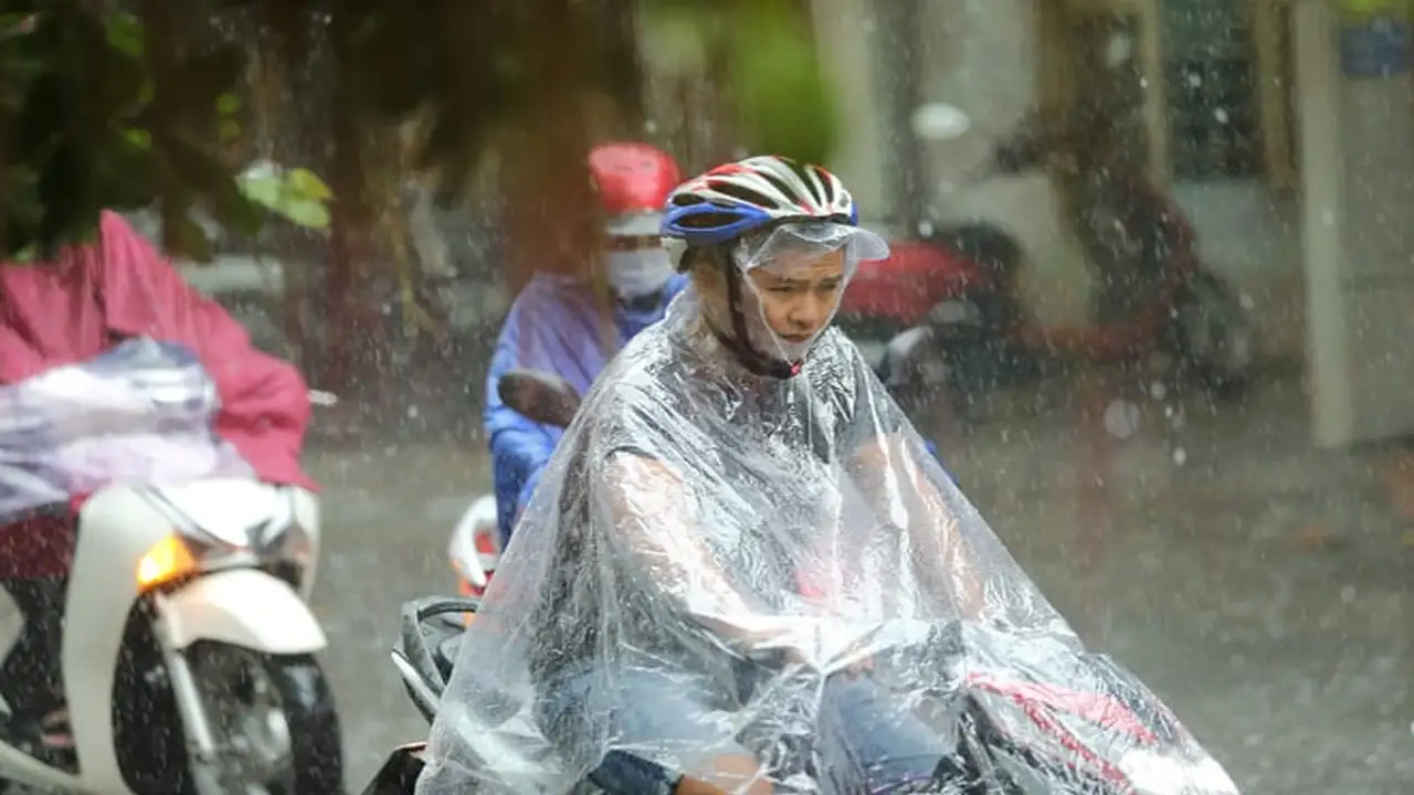 تحرك كتلة هوائية باردة يثير عواصف رعدية واسعة النطاق في شمال فيتنام